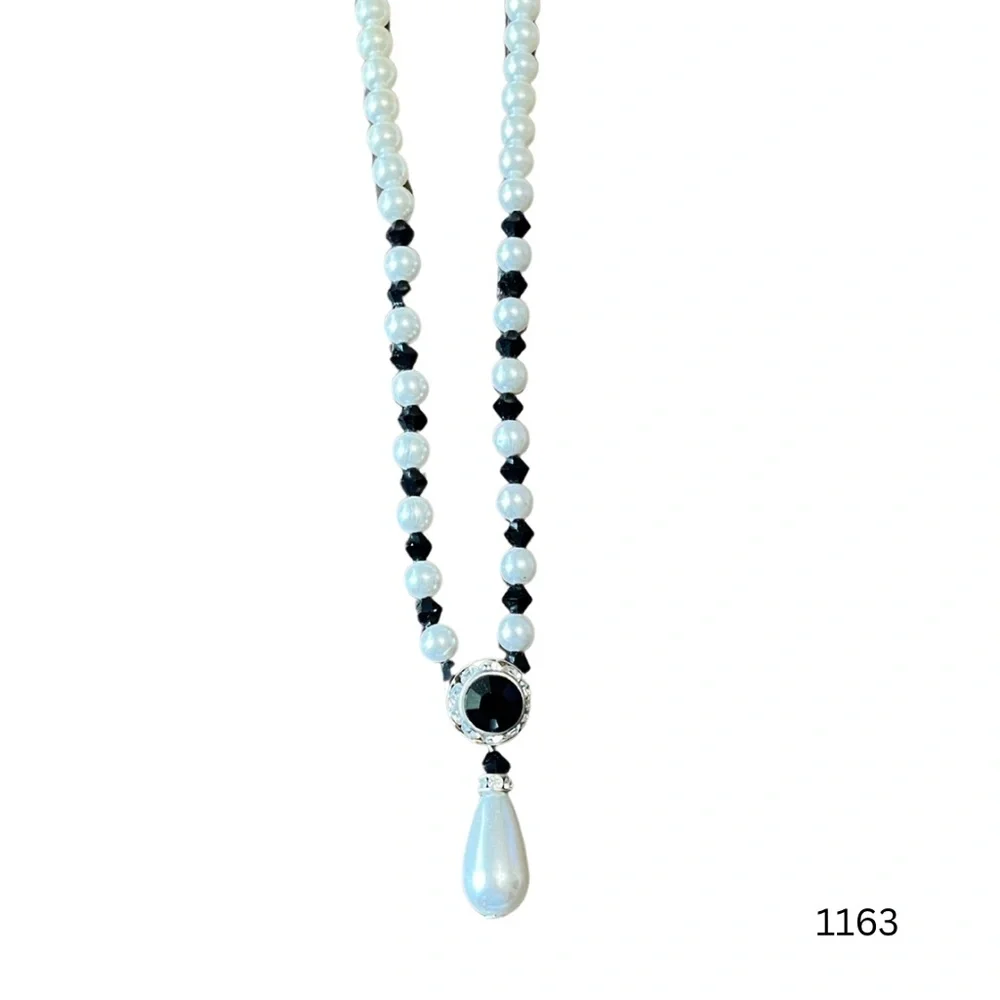 1163 Vintage Black and White Pearl Necklace